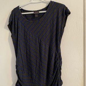 5 Maternity shirts size L and XL lot